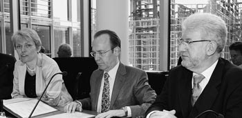 Erster Besuch im Ausschuss: Florian Gerster (Mitte) neben der Ausschussvorsitzenden Doris Barnett und dem Parlamentarischen Staatssekretär im Arbeitsministerium, Gerd Andres (beide SPD).
