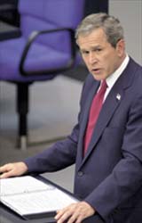 George W. Bush spricht im Bundestag.