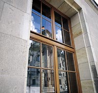 Suchbild: Das Bild zeigt das Fenster von Christos Büro während der Verhüllung des Reichstagsgebäudes. Wo befand sich das Büro?