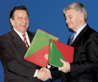 Bundeskanzler Gerhard Schröder und Außenminister Joschka Fischer haben den rot-grünen Koalitionsvertrag besiegelt.