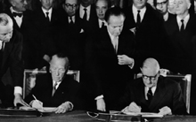 Konrad Adenauer und Charles de Gaulle unterzeichnen den Élysée-Vertrag