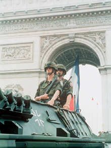 Bundeswehrsoldaten während der Parade zum Nationalfeiertag in Paris im Jahr 1994