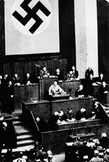 Adolf Hitler bei seiner Rede vor dem Reichstag in der Kroll-Oper am 23. März 1933