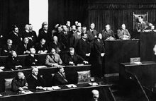 Die Regierungsbank während der Rede Adolf Hitlers vor dem Reichstag in der Kroll-Oper am 23. März 1933