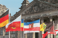 Fahnen der Bundesländer vor dem Reichstagsgebäude