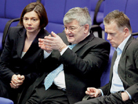 Außenminister Joschka Fischer auf einem Abgeordnetensitz