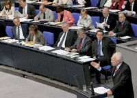 Der bayerische Ministerpräsident Edmund Stoiber in der letzten Sitzung des 14. Deutschen Bundestages