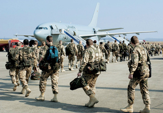 Bundeswehrsoldaten vor dem Abflug