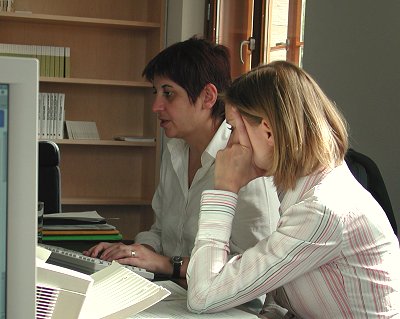 Fotografie von Ekin Deligöz, B90/GRÜNE, am PC während der Onlinekonferenz