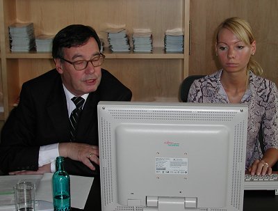 Fotografie von Rainer Funke, FDP, am PC während der Onlinekonferenz