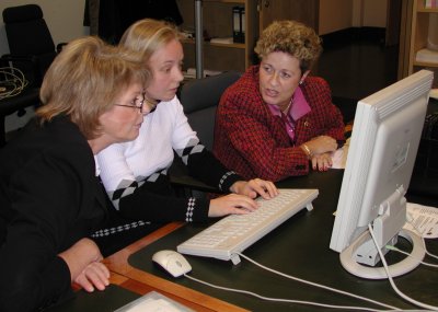 Fotografie von Rita Pawelski, CDU und Hannelore Roedel, CDU/CSU, am PC während der Online-Konferenz
