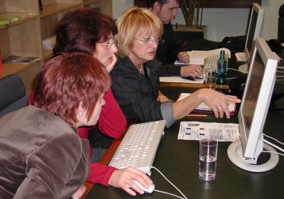 Fotografie von Caren Marks, SPD und Christel Humme, SPD, am PC während der Online-Konferenz