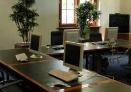 Fotografie des Internet-Cafes im Jakob-Kaiser-Haus mit Bürostühlen, Schreibtischen, Computern, Monitoren und Pflanzen