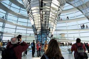 Besucher der Kuppel des Reichstages