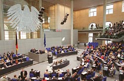 Blick in den Plenarsaal des Reichstagsgebäudes während einer Debatte des Deutschen Bundestages