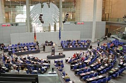 Blick in den Plenarsaal des Reichstagsgebäudes während einer Plenarsitzung des Deutschen Bundestages