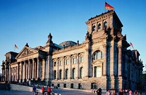Blick auf das Westportal des Reichstagsgebäudes