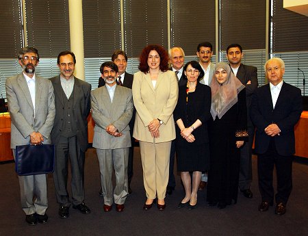 Gruppenfoto von Ausschussmitgliedern mit der iranischen Parlamentarierdelegation
