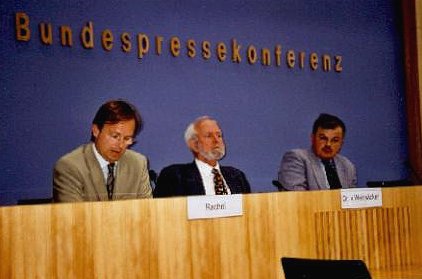 Der stellvertretende Vorsitzende der Enquete-Kommission, Thomas Rachel (links) und der Vorsitzende der Enquete-Kommission, Dr. Ernst-Ulrich von Weizsäcker (Mitte) während der Pressekonferenz