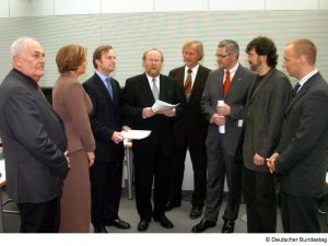 Übergabe des Zwischenberichts Organlebendspende an Bundestagspräsidenten Wolfgang Thierse