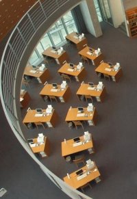 Foto: Abbildung mehrerer PC-Arbeitsplätze in der Bibliothek