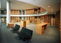Foto: Räumlichkeiten der Bibliothek, Arbeitsplätze und Lese-Sessel