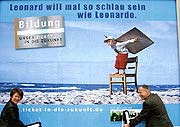 Bild: Plakat mit einem Jungen und dem Slogan: Bildung, unser Ticket in die Zukunft