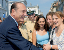 Jacques Chirac mit Jugendlichen in Schwerin am 30. Juli 2002