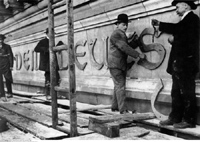 Arbeiter montieren die Inschrift