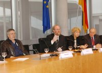 Abschlussdiskussion mit Wolf Biermann, Bundestagspräsident Wolfgang Thierse, Moderatorin Gesine Schwan und Arno Lustiger