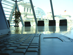 Blick auf den Reichstag - im Vordergrund ein Laptop