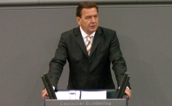 Bundeskanzler Gerhard Schröder bei der Abgabe einer Regierungserklärung
