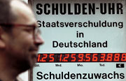 Bild: Die Digitalanzeige der Schuldenuhr zeigt im November 2002: 1.251.259.563.888 Euro