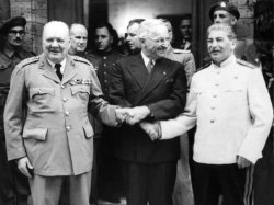 Fotografie: Churchill, Truman und Stalin reichen sich vor Schloß Cecilienhof (Potsdam) die Hände.