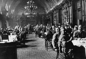 Blick in das Restaurant des Reichstagsgebäudes um 1928.