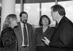 Im Finanzausschuss: Christa Randzio-Plath (SPD), Christine Scheel (Bündnis 90/Die Grünen), daneben Heinz Seiffert (CDU/CSU), rechts Jörg-Otto Spiller (SPD).