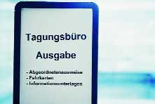 Schild des Tagungsbüros.