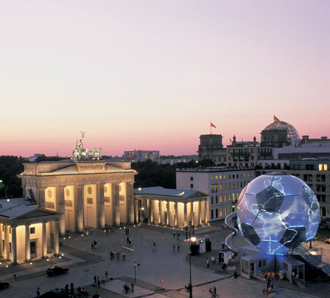 Der begehbare Fußball vor dem Brandenburger Tor