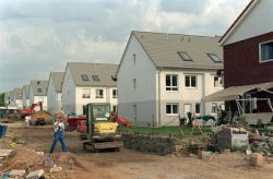 Baustelle im Neubaugebiet mit Reihenhäusern