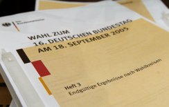 Foto: Heft vom Bundeswahlleiter mit dem entgültigen Ergebniss der Bundestagswahl 2005