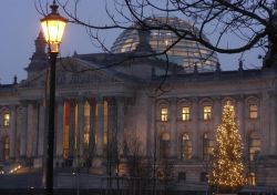 Weihnachtsbaum vor dem Reichstagsgebäude