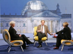 Im Streitgespräch: Bundestagsvizepräsidentin Gerda Hasselfeldt und die ehemalige Bundestagsvizepräsidentin Dr. Antje Vollmer im Fernsehstudio des Deutschen Bundestages