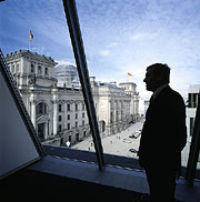 Bild: Wolfgang Gerhardt. vor einem Fenster