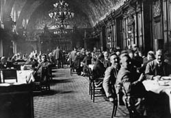 Blick in das Restaurant des Reichstagsgebäudes um 1928.