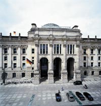 Das Foto auf Seite 72 der Ausgabe 5/2002 zeigt ein Fenster zum Saal, in dem ein Teil des Reichstagsbrandprozesses stattfand. Eine Reise nach Berlin hat Robert Esser aus Trier gewonnen.