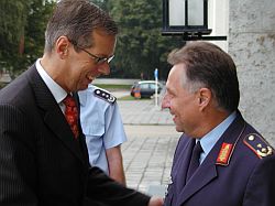 Begrüßung des Wehrbeauftragten des Deutschen Bundestages, Reinhold Robbe, durch den Kommandeur der 3. Luftwaffendivision, Generalmajor Aarne Kreuzinger-Janik