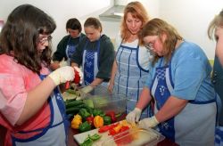 Jugendliche kochen kalorien- und fettarme Gerichte