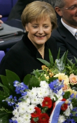 Dr. Angela Merkel mit einem Blumenstrauß