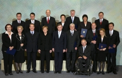 Die neuen Bundesminister haben sich mit Bundeskanzlerin Merkel und Bundespräsident Köhler für ein Gruppenfoto aufgestellt.