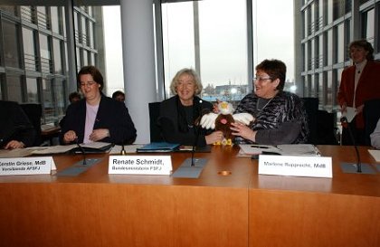 Fotografie von Kerstin Griese, MdB, Ministerin Renate Schmidt und Marlene Rupprecht